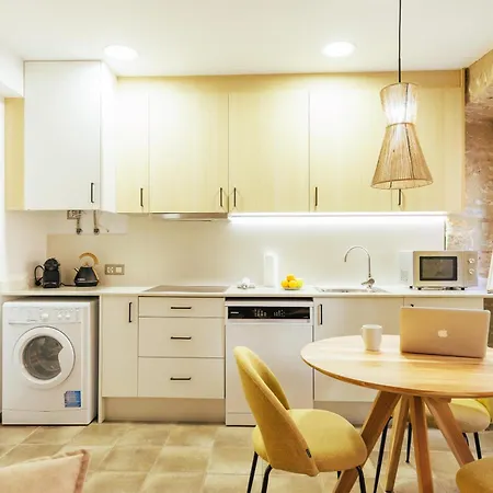 Bravissimo Mercadal, Monthly