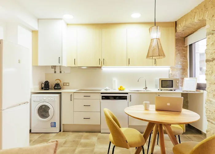 Bravissimo Mercadal, Monthly